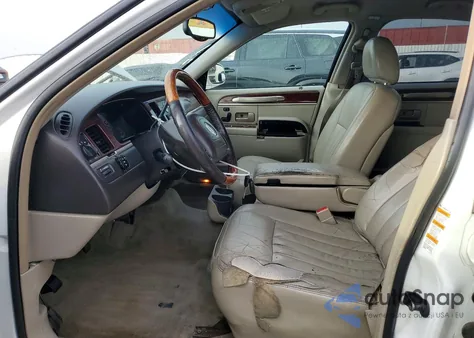 2003 Lincoln Town Car Signature z USA, uszkodzony, nr VIN 1LNHM82W83Y618675